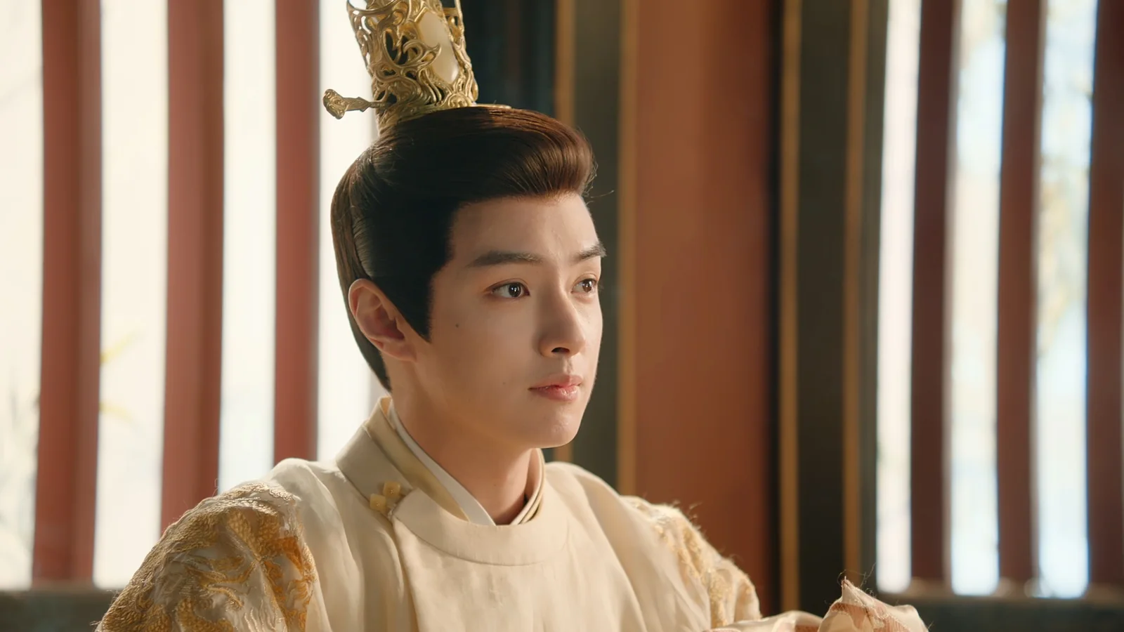 Retrato oficial de Li Zhi em Road to Empress com roupa de palácio